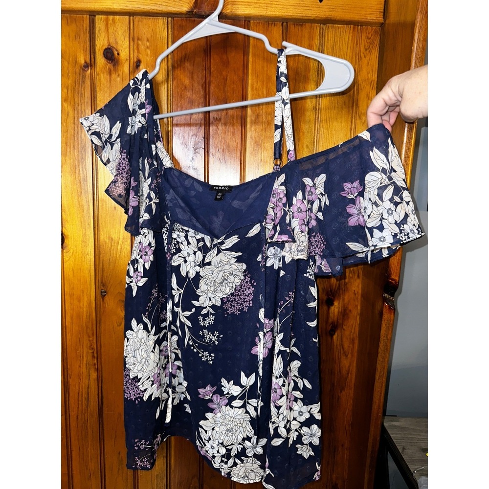 Torrid Navy Floral Cold Shoulder Flutter Sleeve Smocked Top‎ Plus Size 00 - Picture 3 of 6